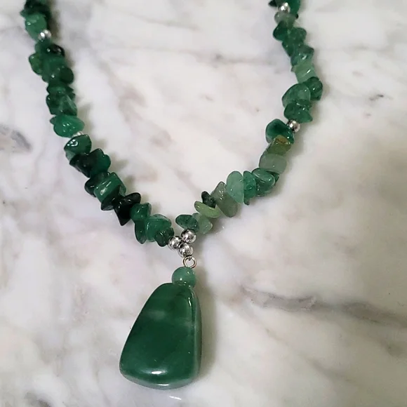 Beautiful jade drop necklace in excellent condition! About 10 inches long - Picture 2 of 4